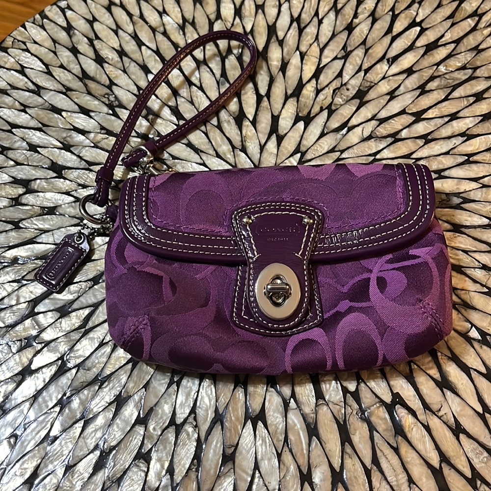 Unique Purple Coach Wristlet🩷❤️